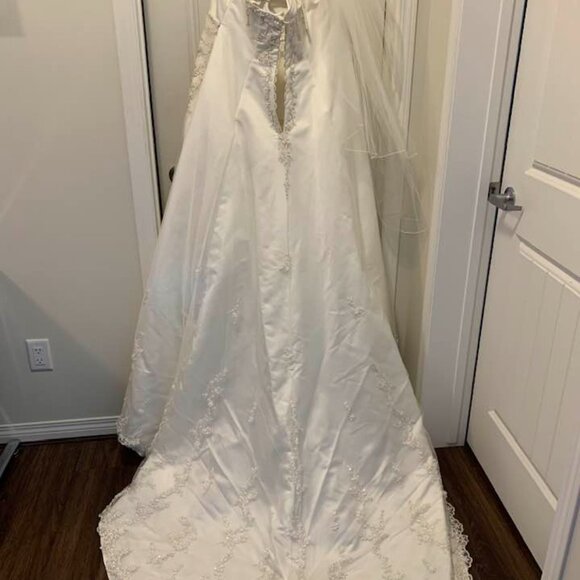 Alfred Angelo - ivory halter neck bridal gown and veil - Size 20W (USA/Canada) 2 - Picture 3 of 14